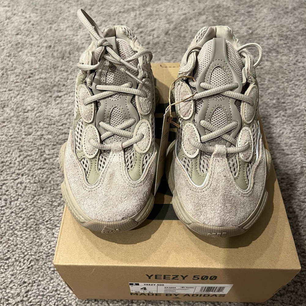 Yeezy 500 taulgt, new, size 4